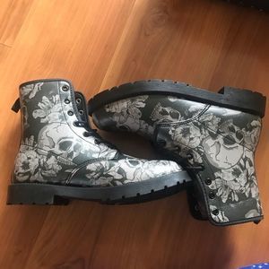 New‼️Grey & Black Flower Skull 💀 Combat Boots